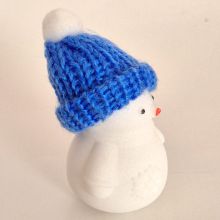 Schneemann aus weißer Jade, Mütze blau, Handgeschnitzte Edelstein-Figur, Winterdeko, Geschenkidee, Steinfigur