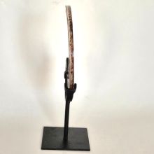 Handgefertigter Mond aus echten Achatscheiben, auf schwarzem Metallständer – ca. 21 cm hoch