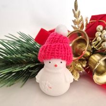 Schneemann aus weißer Jade, Mütze rot, Handgeschnitzte Edelstein-Figur, Winterdeko, Geschenkidee, Steinfigur