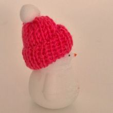 Schneemann aus weißer Jade, Mütze rot, Handgeschnitzte Edelstein-Figur, Winterdeko, Geschenkidee, Steinfigur