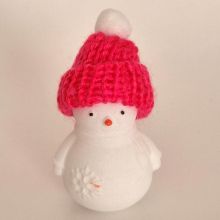 Schneemann aus weißer Jade, Mütze rot, Handgeschnitzte Edelstein-Figur, Winterdeko, Geschenkidee, Steinfigur