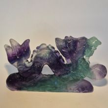 diese in Handarbeit gefertigte Figur ist ein Blickfang aus Regenbogen-Fluorit