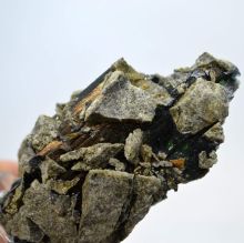 Edelstein Mineral Vivianite, Kristallcluster stehend auf Plexi-Scheibe, N5