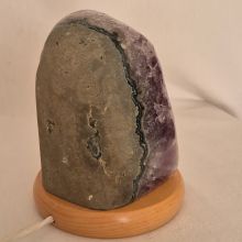 Amethystlampe, kleine Edelstein-Lampe, violette Kristall Stein Leuchte poliert mit Holz Sockel, N186