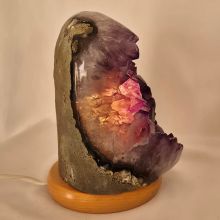 auf hellem Holzsockel