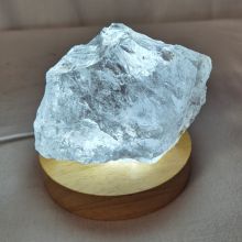 Bergkristall Rohstein Brocken beleuchtet auf LED-Kaltlicht- Sockel, Echter unbehandelter Kristall Natur belassen