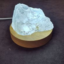 Bergkristall Rohstein Brocken beleuchtet auf LED-Kaltlicht- Sockel, Echter unbehandelter Kristall Natur belassen