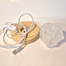 Bergkristall Rohstein Brocken beleuchtet auf LED-Kaltlicht- Sockel, Echter unbehandelter Kristall Natur belassen