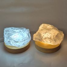 Bergkristall Rohstein Brocken beleuchtet auf LED-Kaltlicht- Sockel, Echter unbehandelter Kristall Natur belassen