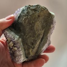 Amethyst Drusenstück liegend, Edelstein-Rohstein echt aus Brasilien, N454