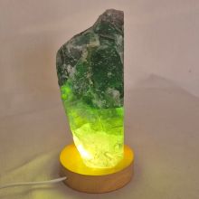 Fluorit grünes Standobjekt beleuchtet auf 10 cm/dm LED Sockel, Echter unbehandelter Rohstein, N105