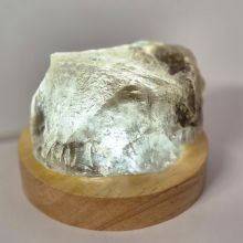 Rauchquarz Rohsteinbrocken, beleuchtet auf LED-kaltlicht Holzsockel, Echter unbehandelter rauchiger Quarz Rohstein Natur belassen