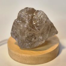 Rauchquarz Rohsteinbrocken, beleuchtet auf LED-kaltlicht Holzsockel, Echter unbehandelter rauchiger Quarz Rohstein Natur belassen