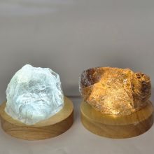 Rauchquarz Rohsteinbrocken, beleuchtet auf LED-kaltlicht Holzsockel, Echter unbehandelter rauchiger Quarz Rohstein Natur belassen