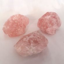 Rosenquarz Brocken beleuchtet mit kaltlicht-LED-Holzsockel, Naturstein Edelstein Lampe klein, individuelle Leuchte