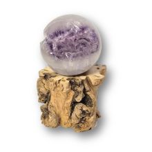 Amethyst Steinkugel, Edelsteikugel beleuchtet auf LED-warmlicht Holzstamm-Sockel, N383