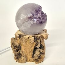 Amethyst Steinkugel, Edelsteikugel beleuchtet auf LED-warmlicht Holzstamm-Sockel, N383