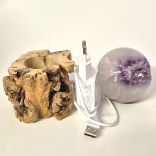 Amethyst Steinkugel, Edelsteikugel beleuchtet auf LED-warmlicht Holzstamm-Sockel, N383