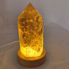 Rauchquarz Spitze mit LED-warmlicht Holzsockel, Echter unbehandelter rauchiger Quarz, große Edelsteinspitze beleuchtet, N764