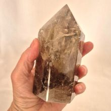 Rauchquarz Spitze mit LED-warmlicht Holzsockel, Echter unbehandelter rauchiger Quarz, große Edelsteinspitze beleuchtet, N764