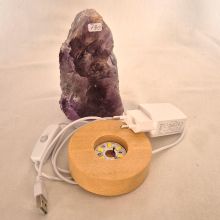 Amethyst Front poliertes Standobjekt beleuchtet auf 8cm/dm LED Sockel, Echter unbehandelter Rohstein, N790