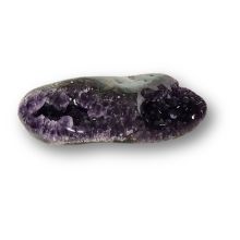 Amethyst liegende Geode, dunkle Kristallspitzen, Druse geschwungene, polierte Form, N1640