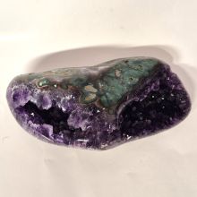 Amethyst liegende Geode, dunkle Kristallspitzen, Druse geschwungene, polierte Form, N1640