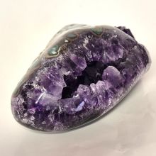 Amethyst liegende Geode, dunkle Kristallspitzen, Druse geschwungene, polierte Form, N1640