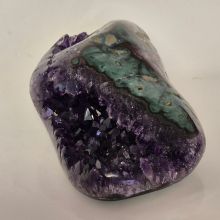Amethyst liegende Geode, dunkle Kristallspitzen, Druse geschwungene, polierte Form, N1640
