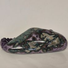 Amethyst liegende Geode, dunkle Kristallspitzen, Druse geschwungene, polierte Form, N1640