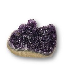 Ihre funkelnden Kristalle leuchten in sattem Dunkelviolett und erfüllen den Raum mit mystischer Energie