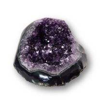 Amethyst liegende Geode, dunkel glkänzende Amethystspitzen, Druse geschwungene, polierte Form, N2280