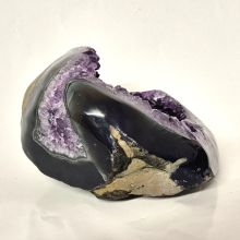 Amethyst liegende Geode, dunkel glkänzende Amethystspitzen, Druse geschwungene, polierte Form, N2280