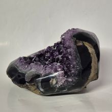 Amethyst liegende Geode, dunkel glkänzende Amethystspitzen, Druse geschwungene, polierte Form, N2280