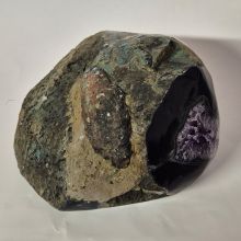 Amethyst liegende Geode, dunkel glkänzende Amethystspitzen, Druse geschwungene, polierte Form, N2280