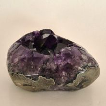 Amethyst liegendes Drusenstück, dunkel glänzende Amethystspitzen, geschwungene, polierte Form, N678