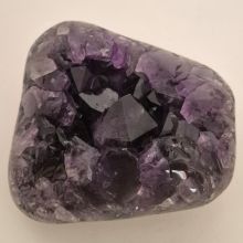 Amethyst liegendes Drusenstück, dunkel glänzende Amethystspitzen, geschwungene, polierte Form, N678