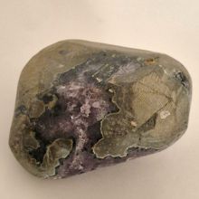 Amethyst liegendes Drusenstück, dunkel glänzende Amethystspitzen, geschwungene, polierte Form, N678