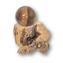 Fluorit gelbe Steinkugel, Kugel beleuchtet auf LED-kalticht Holzstamm-Sockel, echte Edelsteinkugel, N368