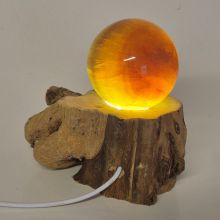 Fluorit gelbe Steinkugel, Kugel beleuchtet auf LED-kalticht Holzstamm-Sockel, echte Edelsteinkugel, N368
