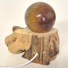 Fluorit gelbe Steinkugel, Kugel beleuchtet auf LED-kalticht Holzstamm-Sockel, echte Edelsteinkugel, N368