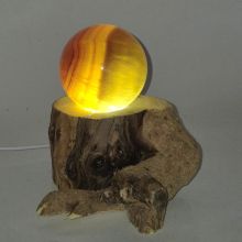 Fluorit gelbe Steinkugel, Kugel beleuchtet auf LED-kalticht Holzstamm-Sockel, echte Edelsteinkugel, N368