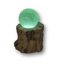 Fluorit-grün Edelstein Kugel auf LED-Holzstamm-Kaltlicht-Leuchtsockel, Edelsteinlampe, Dekoration N233