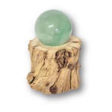 Fluorit-grün Edelstein Kugel auf LED-Holzstamm-Kaltlicht-Leuchtsockel, Edelsteinlampe, Dekoration N233