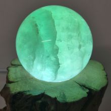 Fluorit-grün Edelstein Kugel auf LED-Holzstamm-Kaltlicht-Leuchtsockel, Edelsteinlampe, Dekoration N233