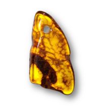 Bernstein-Anhänger – Unikat aus Litauen | gebohrter Amber Stein in unregelmäßiger Form, N677