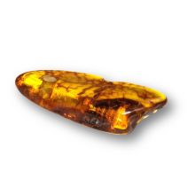 Bernstein-Anhänger – Unikat aus Litauen | gebohrter Amber Stein in unregelmäßiger Form, N677