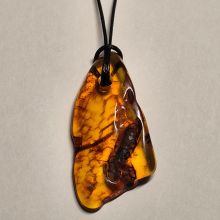Bernstein-Anhänger – Unikat aus Litauen | gebohrter Amber Stein in unregelmäßiger Form, N677