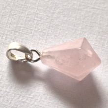 Rosenquarz Kettenanhänger klein – polierte Diamantspitze aus Brasilien mit beweglicher Silberöse | ca. 25 mm | Geschenkidee