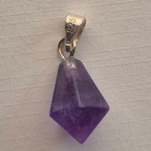 Amethyst Kettenanhänger klein – polierte Diamantspitze aus Brasilien mit beweglicher Silberöse | ca. 25 mm | Geschenkidee